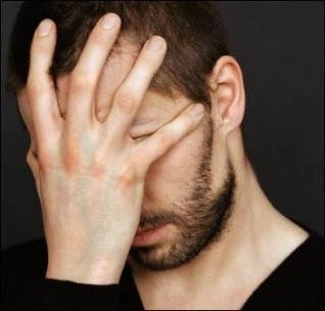 un bărbat se gândește să trateze prostatita
