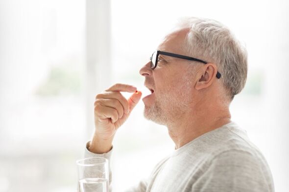 un bărbat ia un antibiotic pentru prostatită