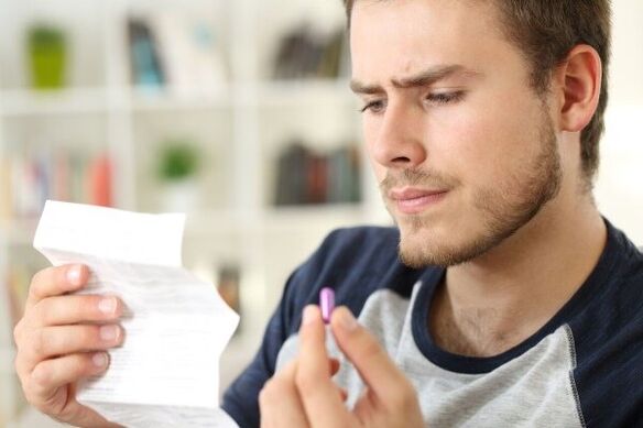 un bărbat studiază prospectul pentru un antibiotic pentru prostatita
